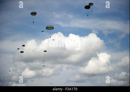 28. April 2013 - Jumper von 7th Special Forces Group (Airborne) und Soldaten aus der kanadischen Special Operations Regiment des Stockfoto