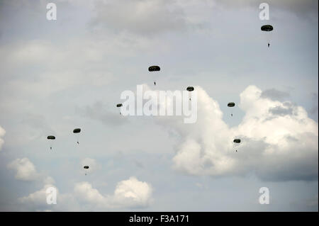 28. April 2013 - Jumper von 7th Special Forces Group (Airborne) und Soldaten aus der kanadischen Special Operations Regiment des Stockfoto