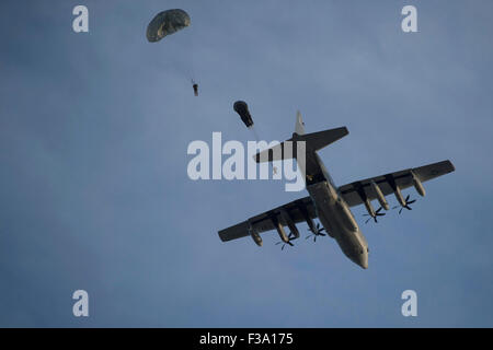 22. April 2015 - Personal von Bravo Company, teilnehmen 2. Bataillon, 7. Special Forces Group an Static-Line-Sprünge bei E Stockfoto