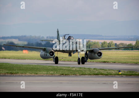 Messerschmitt Me-262 Nachbau des Rollens auf dem Laufsteg in Hradec Kralove, Tschechische Republik. Stockfoto