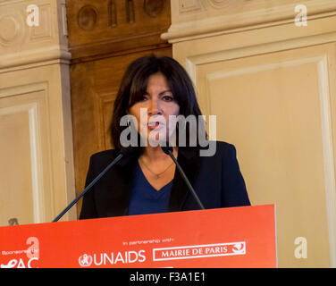 Paris, Frankreich. AIDS International Congress by the IAPAC, at Hotel de Ville, Mayor 'Anne Hidalgo' Frau, die einen Vortrag hält, eine Rede hält 'Paris sans SIDA', hilft, zu Zero zu gelangen, sprechende Öffentlichkeit Stockfoto