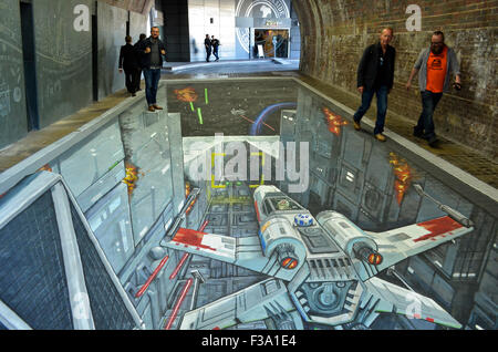 Ein 3-d-Star Wars-Gemälde von Joe und Max erschienen in den Fußgängertunnel unter Southwark Bridge, London, 1. / 2. Oktober 2015, zeitgleich mit der UK Version des Spiels steigen gegen das Reich festgelegt. Das Gemälde, das 49 Fuß (15 Meter) lang war, hat verwirrte Wregular Pendler und gezeichnete Massen von Touristen gerne während der zwei Tage zu sehen und zeigt den Angriff auf den Todesstern von Skywalkers X-Wing mit einer imperialen TIE-Fighter in der Verfolgung auf der linken Seite. Bildnachweis: Antony Brennnessel/Alamy Live-Nachrichten Stockfoto