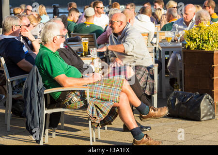 Schottische Männer tragen Kilts genießen Sie ein Bier außerhalb Pub. Stockfoto