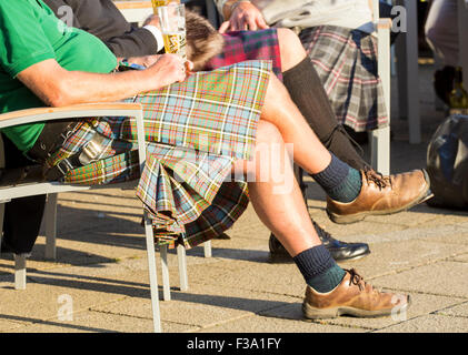 Schottische Männer tragen Kilts genießen Sie ein Bier außerhalb Pub. Stockfoto