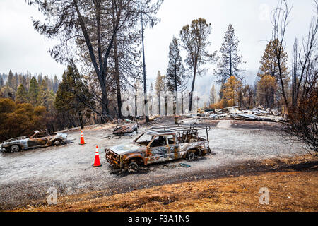 Die Zerstörung und die wunderbare Erhaltung des Eigentums in Kalifornien Butte Feuer in der Sierra Nevada in Kalifornien Stockfoto