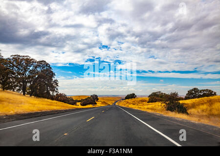 Die Ansicht fahren Richtung Westen auf California Highway 4 in Richtung Stockton Kalifornien in den Ausläufern der Berge der Sierra Nevada Stockfoto