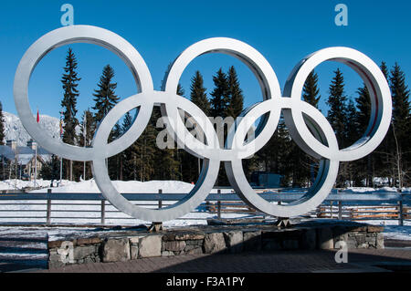 Olympische Ringe, Whistler Olympic Plaza, Whistler Village, Whistler Blackcomb Ski Resort, Whistler, Britisch-Kolumbien, Kanada. Stockfoto