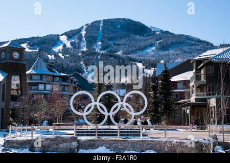 Olympische Ringe, Whistler Olympic Plaza, Whistler Village, Whistler Blackcomb Ski Resort, Whistler, Britisch-Kolumbien, Kanada. Stockfoto