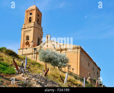 Blick auf die Kirche von Sant Pere in Poble Vell de Corbera de Ebro in Spanien, ernsthaft beschädigt während des spanischen Bürgerkriegs (1936-19 Stockfoto