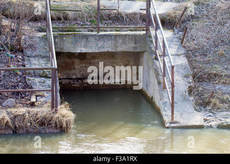 Wasser fließt auf unterirdische engineering Wasserbau Stockfoto