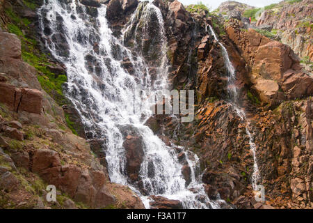 Wasserfälle hinter Polarkreis im Sommer Stockfoto