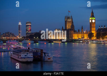 Big Ben und Häuser oder Parlament bei Nacht, Westminster, London Stockfoto