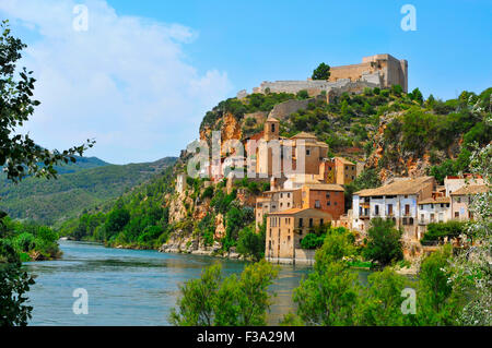 Blick auf den Fluss Ebro und die alte Stadt von Miravet, Spanien, Hervorhebung der Templerburg in der Spitze des Hügels Stockfoto