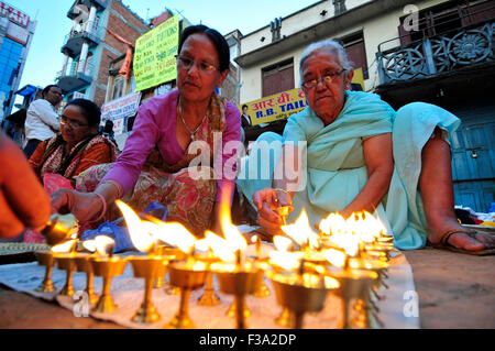 Kathmandu, Nepal. 2. Oktober 2015. Anhänger bieten Butterlampe in Richtung Chariot von Rato Machhindranath während der Wagen ziehen Festival in Lagankhel. © Narayan Maharjan/Pacific Press/Alamy Live-Nachrichten Stockfoto