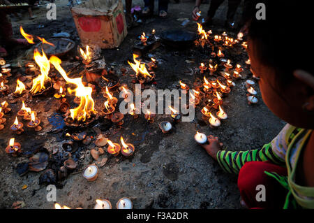 Kathmandu, Nepal. 2. Oktober 2015. Ein Kind bietet Butterlampe in Richtung Chariot von Rato Machhindranath während der Wagen Lagankhel Festival der Rato Macchendranath einziehen. Das Festival der Rato Macchendranath nimmt nach der Renovierung, die von Erdbeben betroffen war. © Narayan Maharjan/Pacific Press/Alamy Live-Nachrichten Stockfoto