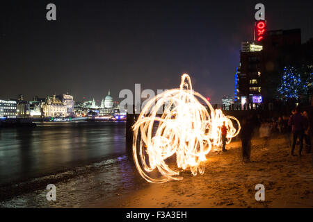 Gabriels Wharf, London, UK. 2. Oktober 2015. Firespinners zu treffen, um führen Sie an kleinen Strand am Fluss Themse. © carol Moir/Alamy News Stockfoto