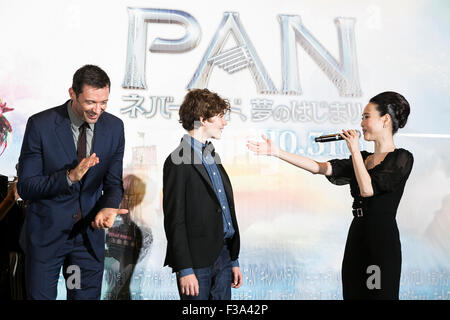 Japanische Pop-Sängerin Seiko Matsuda singt ein Lied alles Gute zum Geburtstag für junge Schauspieler Levi Miller, dessen Geburtstag ein Tag vor, während die japanische Erstaufführung des Films Pan in Roppongi Hills Arena am 1. Oktober 2015, Tokio, Japan war. Der Film trifft japanische Theater am 31. Oktober. im Bild von links nach rechts Schauspieler Hugh Jackman, junge Schauspieler Levi Miller und japanische Pop-Sängerin Seiko Matsuda. © Rodrigo Reyes Marin/AFLO/Alamy Live-Nachrichten Stockfoto