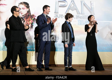 Japanische Pop-Sängerin Seiko Matsuda singt ein Lied alles Gute zum Geburtstag für junge Schauspieler Levi Miller, dessen Geburtstag ein Tag vor, während die japanische Erstaufführung des Films Pan in Roppongi Hills Arena am 1. Oktober 2015, Tokio, Japan war. Der Film trifft japanische Theater am 31. Oktober. im Bild von links nach Regisseur Joe Wright, Schauspieler Hugh Jackman, junge Schauspieler Levi Miller und japanische Pop-Sängerin Seiko Matsuda rechts. © Rodrigo Reyes Marin/AFLO/Alamy Live-Nachrichten Stockfoto