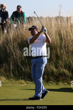 Kingsbarns, Schottland. 2. Oktober 2015. Alfred Dunhill Links Golf, zweite Runde. Victor Dubuisson Frankreichs am zweiten Abschlag Credit: Action Plus Sport Bilder/Alamy Live News Stockfoto