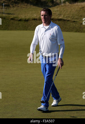 Kingsbarns, Schottland. 2. Oktober 2015. Alfred Dunhill Links Golf, zweite Runde. Jockey AP Mccoy auf der 5. grüne Kredit: Action Plus Sport Bilder/Alamy Live News Stockfoto