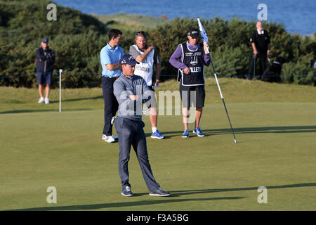 Kingsbarns, Schottland. 2. Oktober 2015. Alfred Dunhill Links Golf, zweite Runde. Danny Willett von England erwartet seinerseits Credit Putt: Action Plus Sport Bilder/Alamy Live News Stockfoto