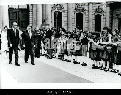 26. Dezember 1975 - während seines Staatsbesuchs in Westdeutschland besuchte der französische Präsident Würzburg: Im Zeichen der deutsch-französischen Freundschaft. Aber auch unter dem Aspekt der Rolle Europas in der weltpolitischen Krise standen die Adressen des bayerischen Ministerpräsidenten Franz Josef Strau und des französischen Präsidenten Valery Giscard d'Estaing, der am Mittwoch, den 99. Juli im Rahmen seines fünftägigen Staatsbesuchs in Wrzburg/West-Deutschland war. Die französische Delegation, der neben Giscard d’Estaing und seiner Frau Anne-Aymone auch Außenminister Francoi angehörte Stockfoto