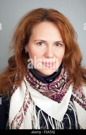 Porträt der schönen jungen kaukasischen Frau in traditionellen russischen Pavloposadskie Schal Stockfoto