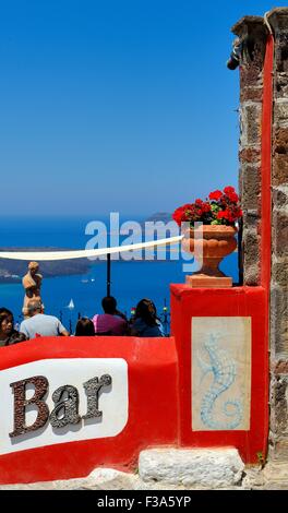 Caldera Meerblick an der Palia Kameni Bar in Fira Santorini Griechenland Stockfoto