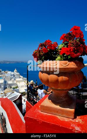 Caldera Meerblick an der Palia Kameni Bar in Fira Santorini Griechenland Stockfoto