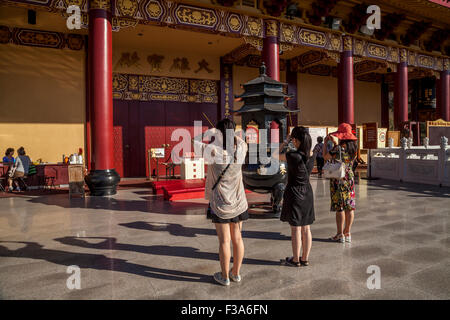 Gläubige beten am Hsi Lai buddhistische Tempel, Puente Hills, Hacienda Heights, Los Angeles County, Kalifornien, USA Stockfoto