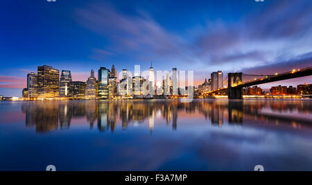 New York City - schönen Sonnenaufgang über Manhattan mit Brooklyn und Manhattan Bridge USA Stockfoto