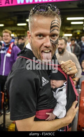 Cardiff, Wales, UK. 2. Oktober 2015. Neuseelands jüngster Fan im Millennium Stadium.  Neuseeland Vs Georgien, Millennium Stadium, Cardiff, Wales Rugby World Cup 2015, Großbritannien Credit: Jules Annan/Alamy Live News Stockfoto