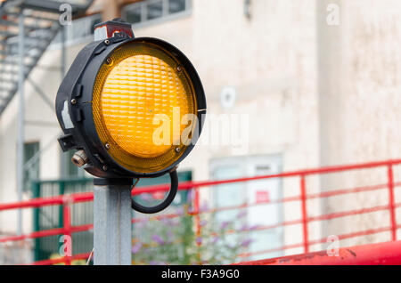 Eine orange gelbes Signal-Licht auf einem städtischen Hintergrund Stockfoto