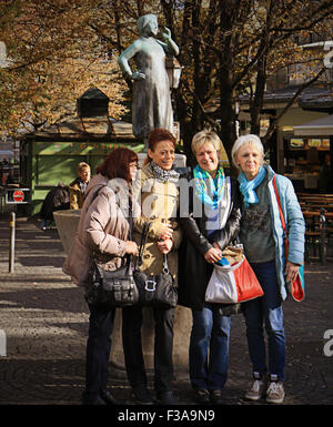 München, Deutschland - Frauen bereit für ein Selfie Lächeln in die Kamera am Viktualienmarkt in München Mitte Stockfoto