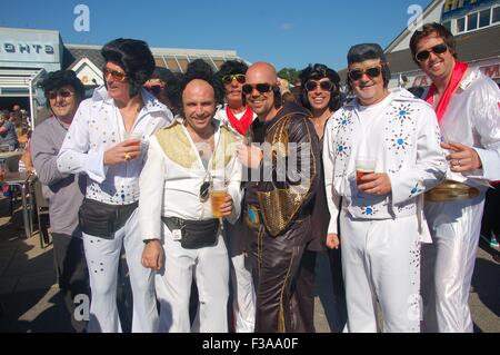 Männer gekleidet wie Elvis an der jährlichen Elvies Elvis Festival, The Hi-Tide, Porthcawl, in der Nähe von Bridgend, Mid Glamorgan, South Wales 2015 Stockfoto