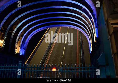 Tower Bridge am Abend ausgelöst wird, ein Boot unter der Themse, London, England, UK weitergeben lassen Stockfoto