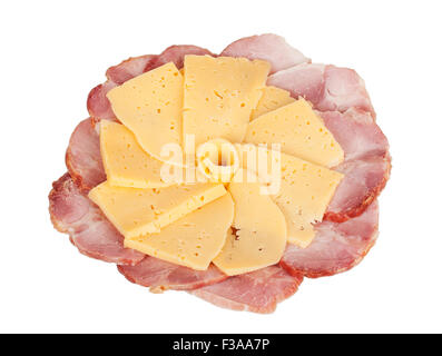 Wurstwaren und Käse auf einem Teller isoliert auf weißem Hintergrund Stockfoto