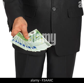 Mann in einem Anzug hält eine Reihe von Euro-Banknoten auf weißem Hintergrund Stockfoto