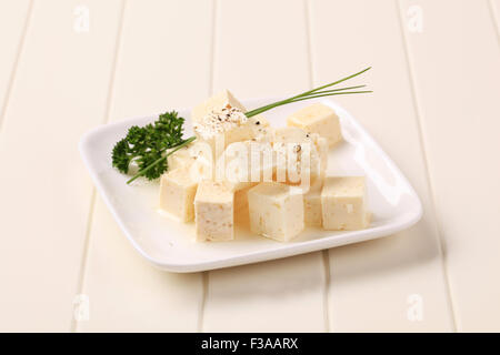 Gewürfelten Feta-Käse in Olivenöl mariniert Stockfoto