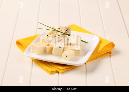Gewürfelten Feta-Käse in Olivenöl mariniert Stockfoto