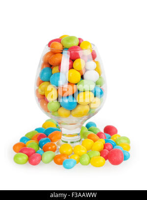 bunte Bonbons im Glas isoliert auf weißem Hintergrund Stockfoto