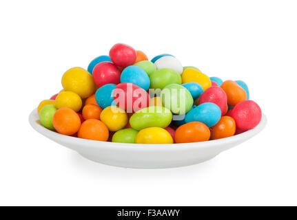 bunte Bonbons in weiße Untertasse isoliert auf weißem Hintergrund Stockfoto