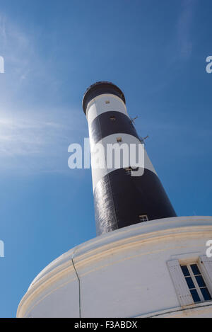 Schwarz / weiß Leuchtturm isoliert auf einem blau und bewölktem Himmel Stockfoto