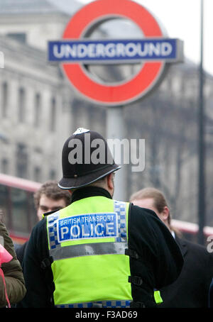 Polizisten patrouillieren in der Nähe von Kings cross u-Bahnstation in London Stockfoto