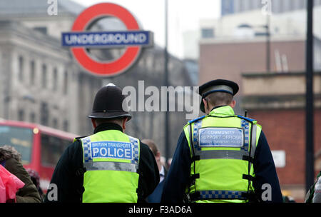 Polizisten patrouillieren in der Nähe von Kings cross u-Bahnstation in London Stockfoto