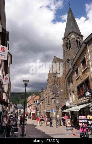 Streetview im Einkaufsviertel und Kirche von La Roche, Belgien Stockfoto