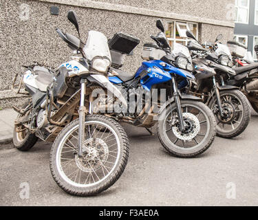 Reykjavik, Island. 28. Juli 2015. Eine Aufstellung der geparkten Motorräder in Reykjavik, die Hauptstadt von Island. Sie sind eine bevorzugte Form des Reisens in Island. Island ist ein beliebtes Touristenziel geworden. © Arnold Drapkin/ZUMA Draht/Alamy Live-Nachrichten Stockfoto