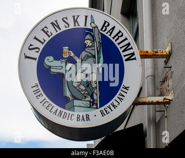 Reykjavik, Island. 28. Juli 2015. Eine Straße melden Werbung der isländischen Bar, mit einem Viking-Motiv in der Innenstadt von Reykjavik, die Hauptstadt von Island. Island ist ein beliebtes Touristenziel geworden. © Arnold Drapkin/ZUMA Draht/Alamy Live-Nachrichten Stockfoto