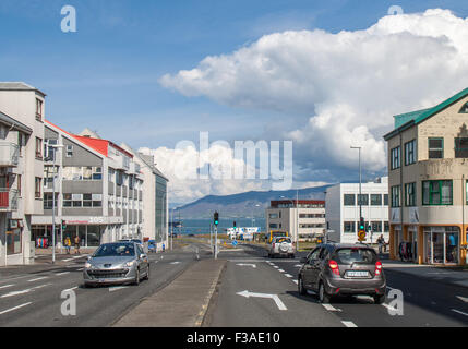 Reykjavik, Island. 28. Juli 2015. Verkehr auf Snorrabraut Straße in der Innenstadt von Reykjavik, Hauptstadt von Island. Island ist ein beliebtes Touristenziel geworden. © Arnold Drapkin/ZUMA Draht/Alamy Live-Nachrichten Stockfoto