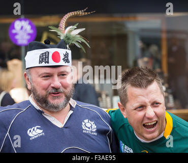 Newcastle Upon Tyne, UK. 3. Oktober 2015. Eine tolle Atmosphäre in Newcastle City centre vor heute Nachmittag Spiel zwischen Südafrika und Schottland Fans im Zentrum Stadt zu sammeln. ABGEBILDETE Südafrika-Fans mit einem Sinne Humor posiert für Fotos mit Schottland Fans tragen Kilts und japanische Stirnbänder, die Stirnbänder eine subtile Erinnerung an Südafrikas Schock Niederlage nach Japan in der ersten Gruppe entsprechen Credit: Alan Dawson News/Alamy Live News Stockfoto